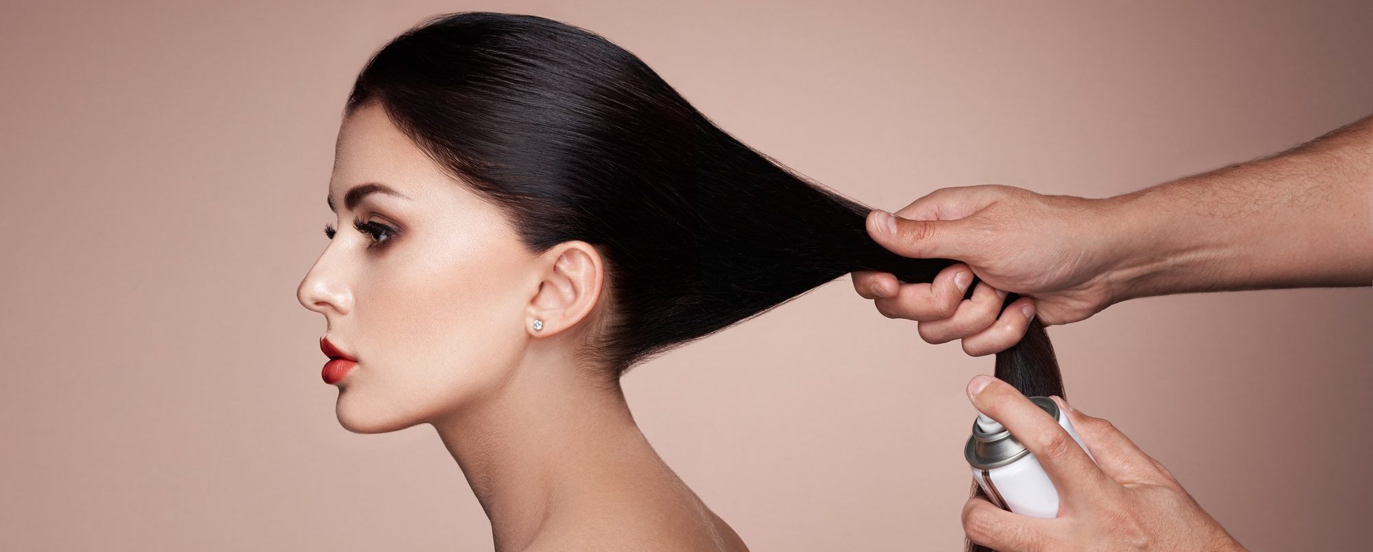 Parrucchiere sistema i capelli di una donna SPA per capelli lecco